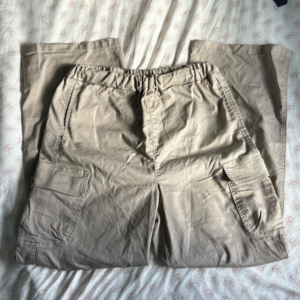 Khaki cargo pants 
Linen ish material